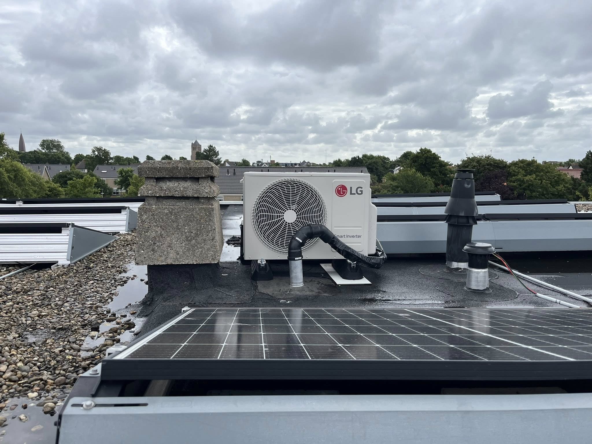 Airco buitenunit op dak