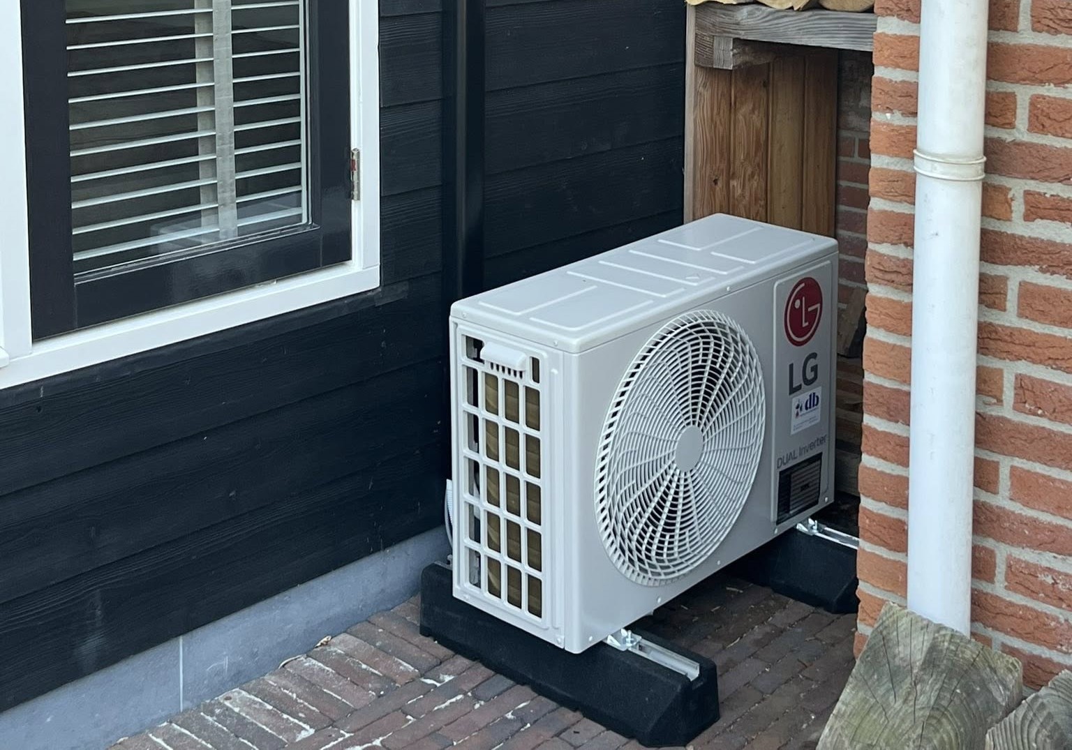 Airco buitenunit in tuin